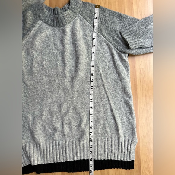 TIME and TRU - Women’s knit Sweater /Soft Lightweight Top/ Colors Gray & Black - Picture 4 of 7
